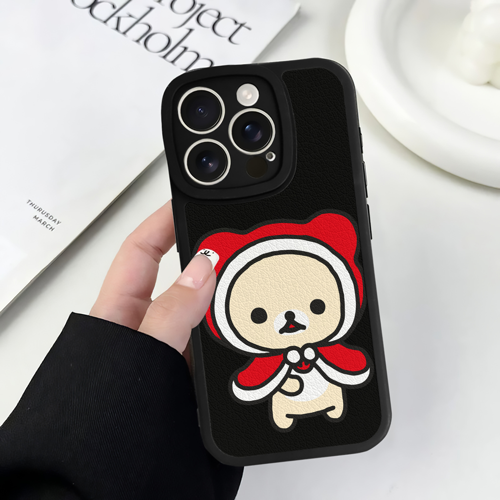 （画像用） リラックマ リラックマ キイロイトリ Rilakkuma Korilakkuma Kiiroitori 【iPhone 16シリーズ対応】シリコンスマホケース（レザー調） 材質：シリコン